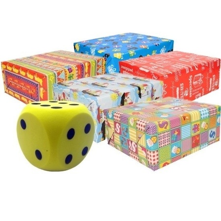 Saint Nicholas game with yellow dice and 10x wrapping paper roll